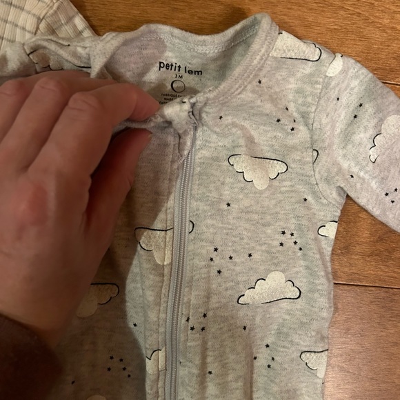 Lot of 4 onesies size 3-6 months ish - Picture 5 of 10